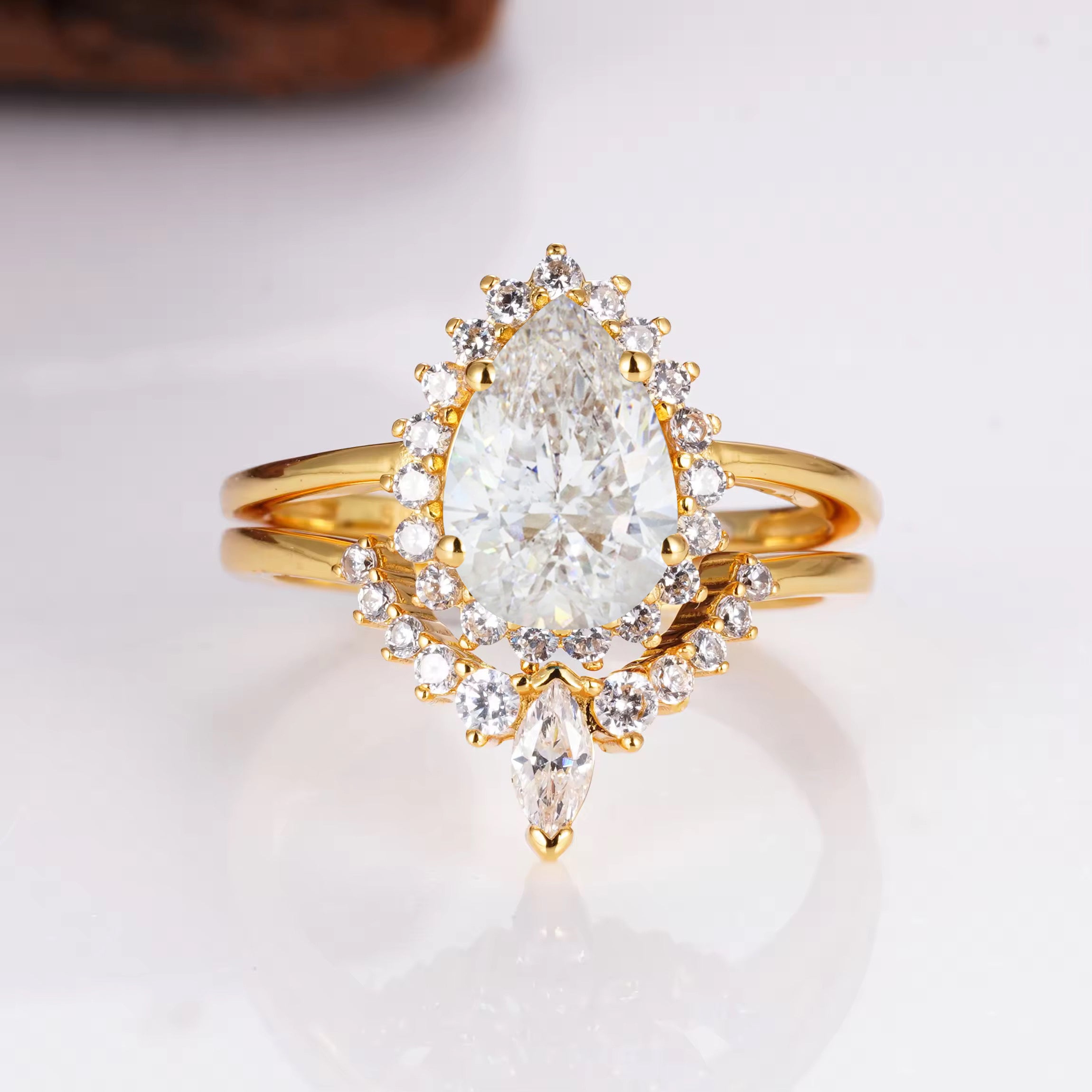 Asa White Sapphire Ring Gold